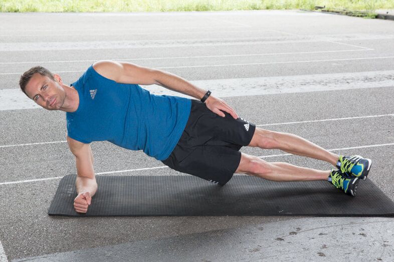 Un home realiza exercicios para perder peso no estómago e nos costados