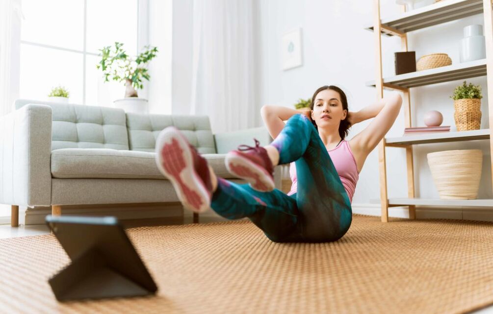 un conxunto de exercicios para perder peso no estómago e os lados na casa